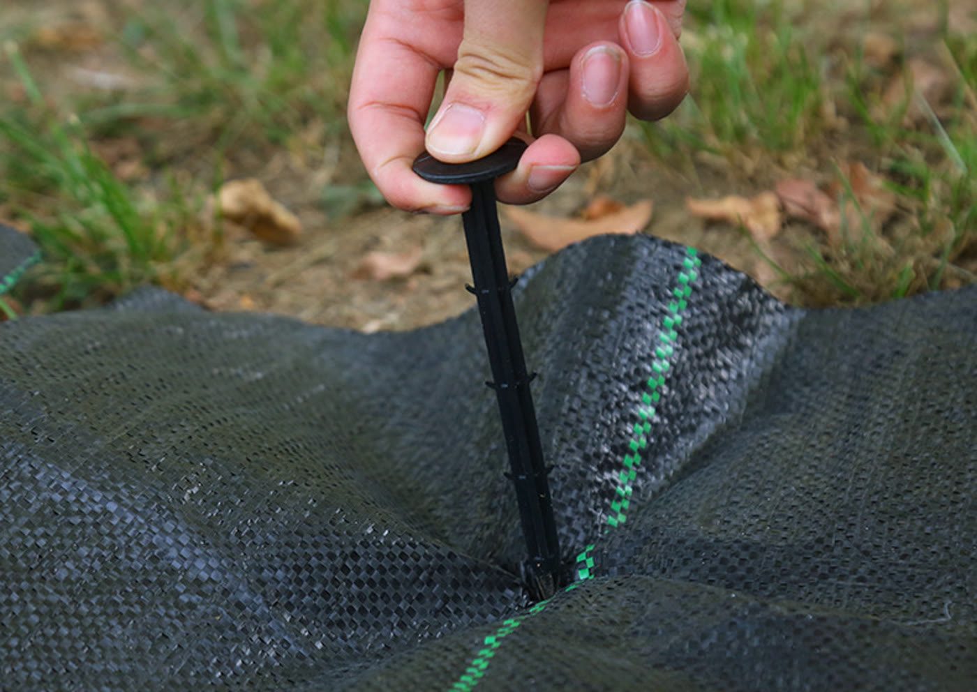 PP plastic ground peg fixing black woven weed mat in soil